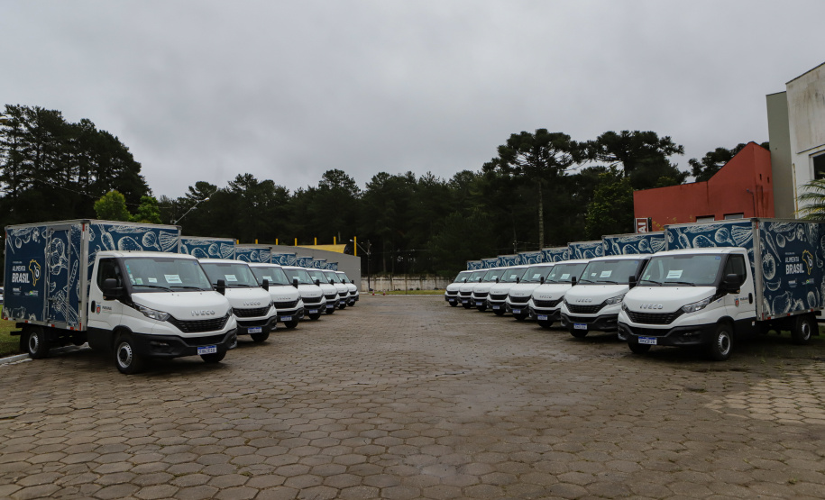 Governo entrega 19 caminhões para garantir mais eficiência a agricultura familiar e atender escolas municipais