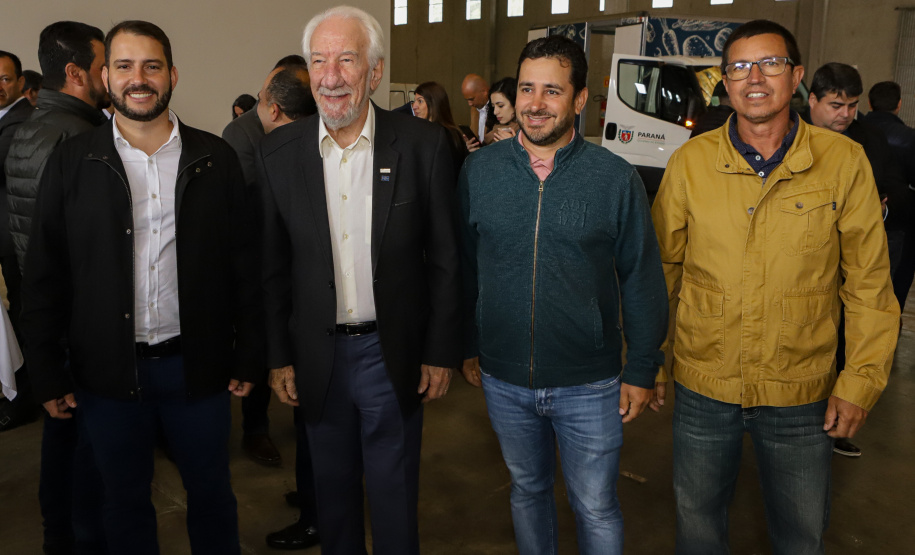 Governo entrega 19 caminhões para garantir mais eficiência a agricultura familiar e atender escolas municipais