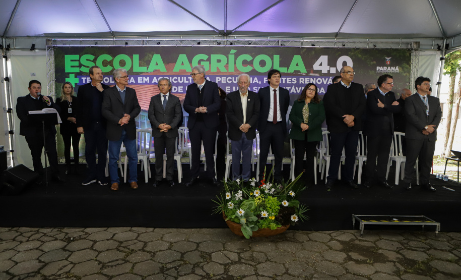 Governo entrega 19 caminhões para garantir mais eficiência a agricultura familiar e atender escolas municipais