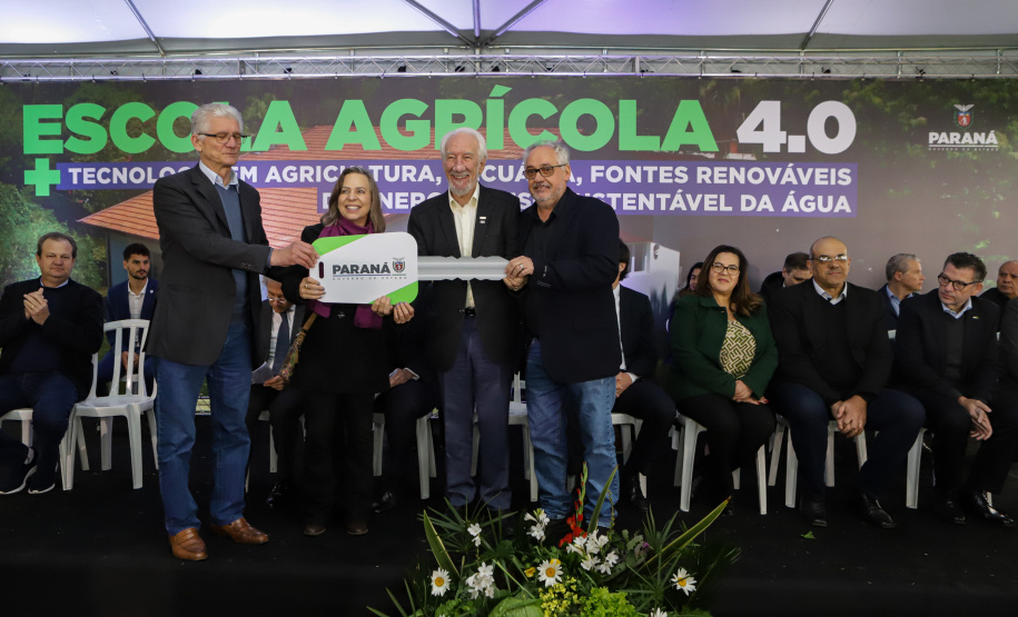 Governo entrega 19 caminhões para garantir mais eficiência a agricultura familiar e atender escolas municipais
