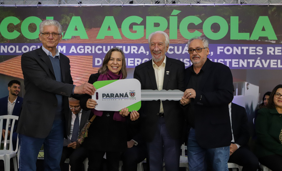 Governo entrega 19 caminhões para garantir mais eficiência a agricultura familiar e atender escolas municipais