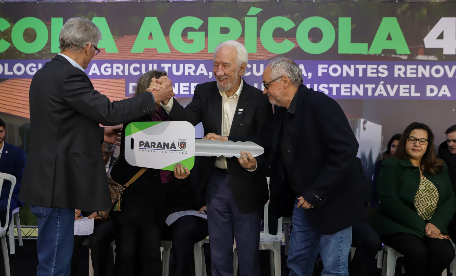 Governo entrega 19 caminhões para garantir mais eficiência a agricultura familiar e atender escolas municipais