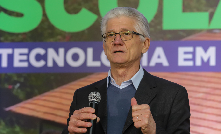Governo entrega 19 caminhões para garantir mais eficiência a agricultura familiar e atender escolas municipais