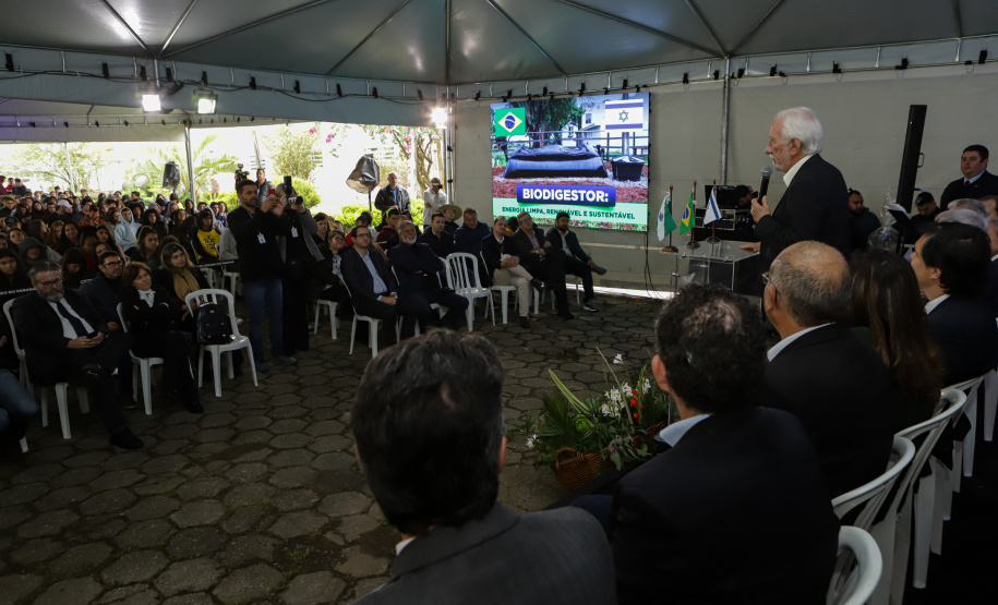 Governo entrega 19 caminhões para garantir mais eficiência a agricultura familiar e atender escolas municipais