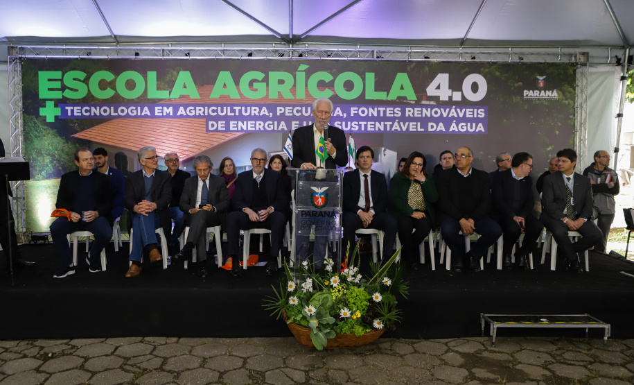 Governo entrega 19 caminhões para garantir mais eficiência a agricultura familiar e atender escolas municipais