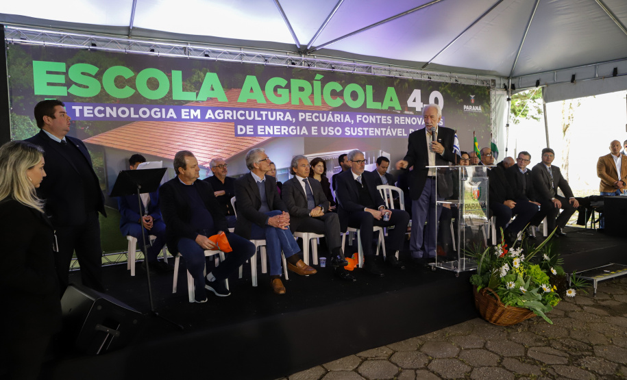 Governo entrega 19 caminhões para garantir mais eficiência a agricultura familiar e atender escolas municipais