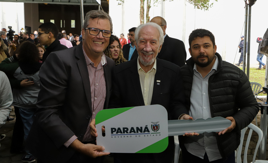 Governo entrega 19 caminhões para garantir mais eficiência a agricultura familiar e atender escolas municipais