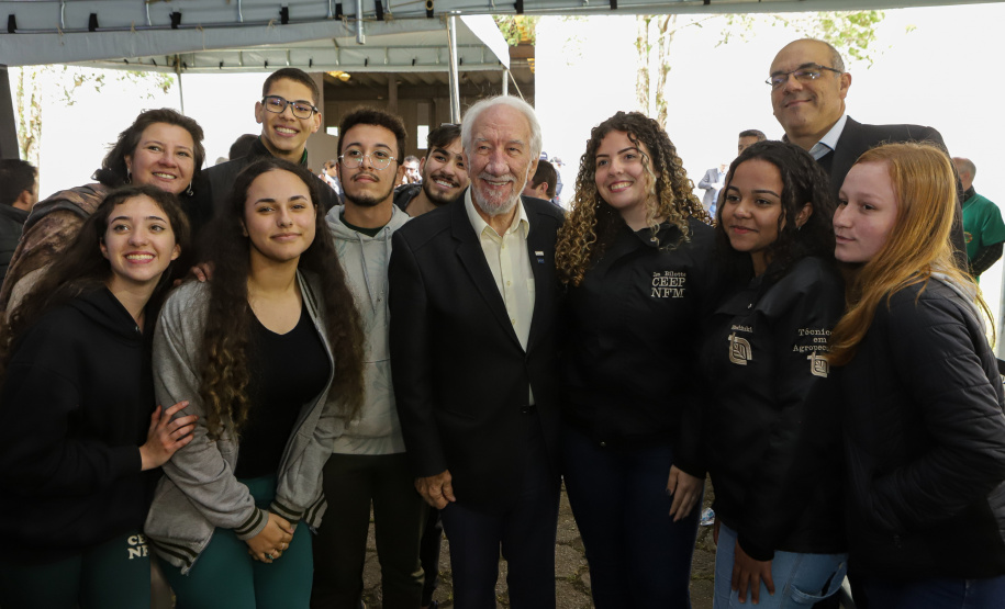 Governo entrega 19 caminhões para garantir mais eficiência a agricultura familiar e atender escolas municipais