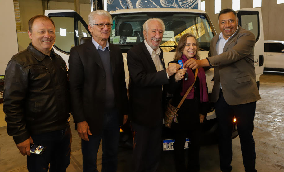 Governo entrega 19 caminhões para garantir mais eficiência a agricultura familiar e atender escolas municipais