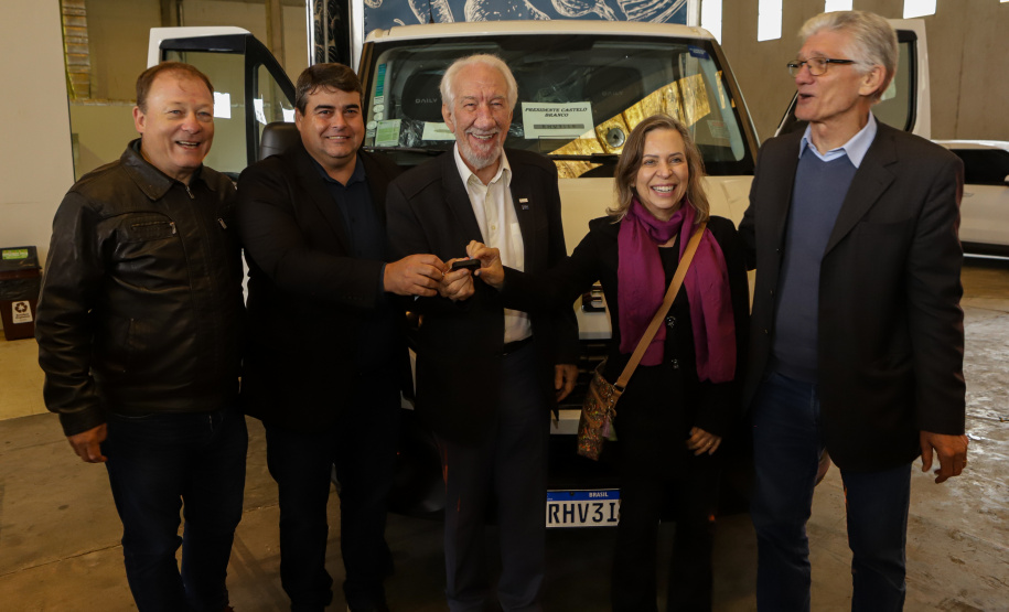Governo entrega 19 caminhões para garantir mais eficiência a agricultura familiar e atender escolas municipais
