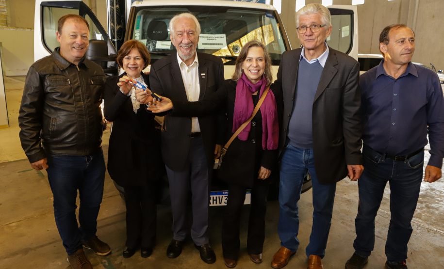 Governo entrega 19 caminhões para garantir mais eficiência a agricultura familiar e atender escolas municipais