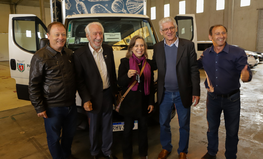Governo entrega 19 caminhões para garantir mais eficiência a agricultura familiar e atender escolas municipais