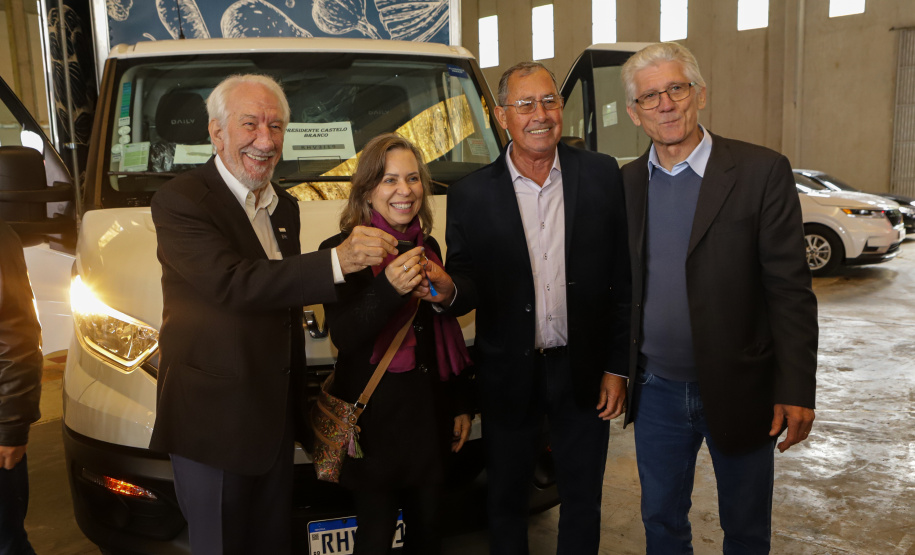 Governo entrega 19 caminhões para garantir mais eficiência a agricultura familiar e atender escolas municipais