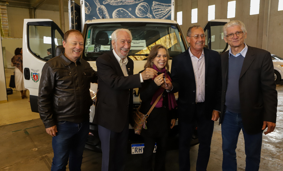 Governo entrega 19 caminhões para garantir mais eficiência a agricultura familiar e atender escolas municipais