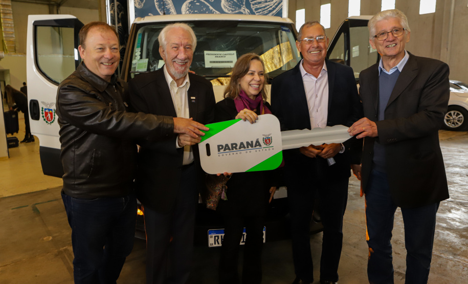 Governo entrega 19 caminhões para garantir mais eficiência a agricultura familiar e atender escolas municipais