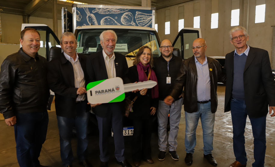 Governo entrega 19 caminhões para garantir mais eficiência a agricultura familiar e atender escolas municipais