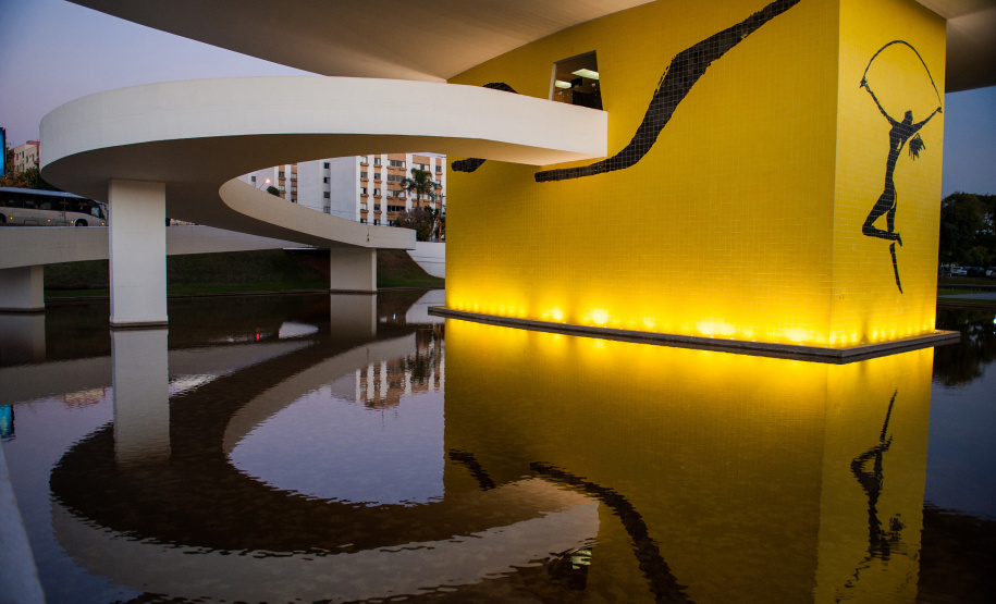 A exposição “Recortes de Um Lugar”, da artista paranaense Mazé Mendes, pode ser vista até domingo (27/11) no Museu Oscar Niemeyer (MON).