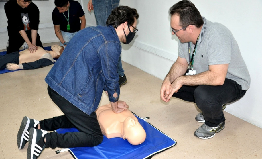 Capacitação em primeiros socorros prepara servidores para situações de emergência e urgência