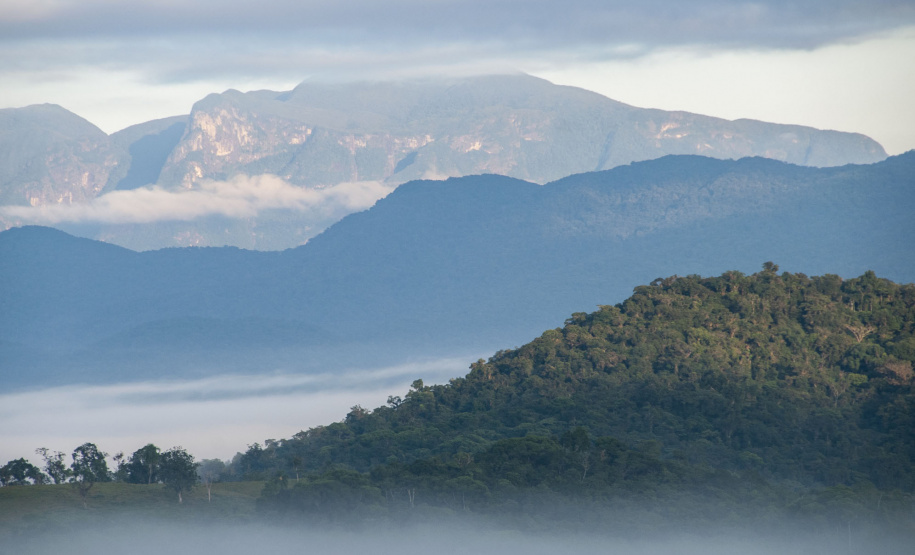 Colégios da rede estadual vão receber 1,6 mil exemplares de livro sobre a geografia e o meio ambiente do Paraná