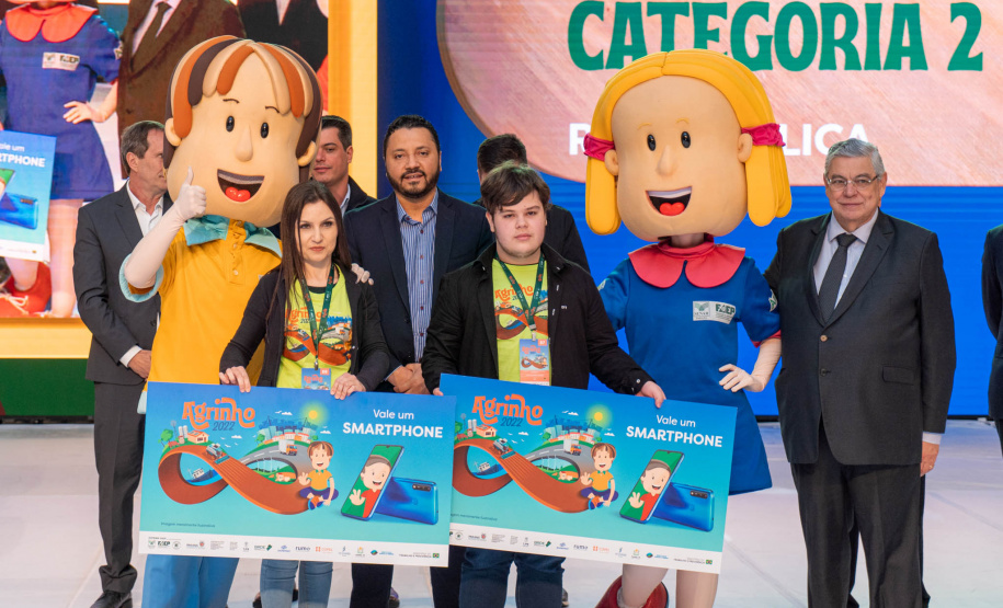 Alunos e professores são premiados no Concurso Agrinho por redações e projetos de robótica e programação