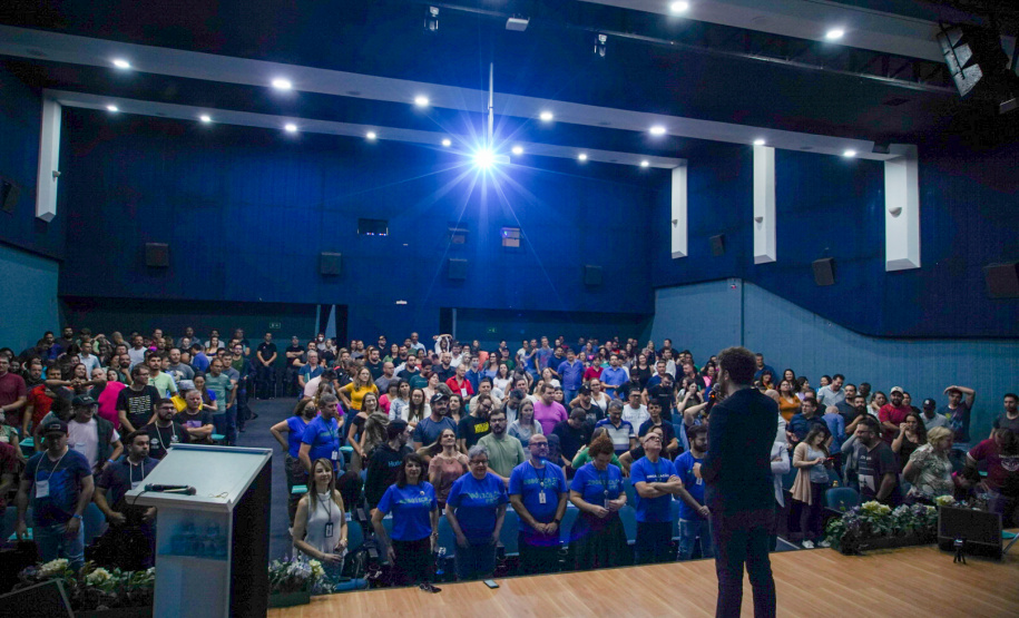Professores fundamentais na expansão da robótica participam de oficinas em evento de formação