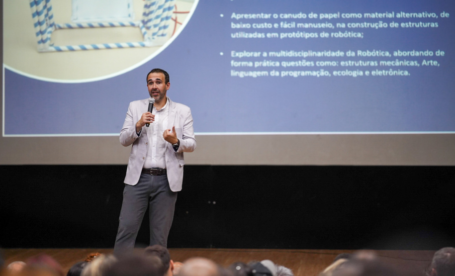 Professores fundamentais na expansão da robótica participam de oficinas em evento de formação