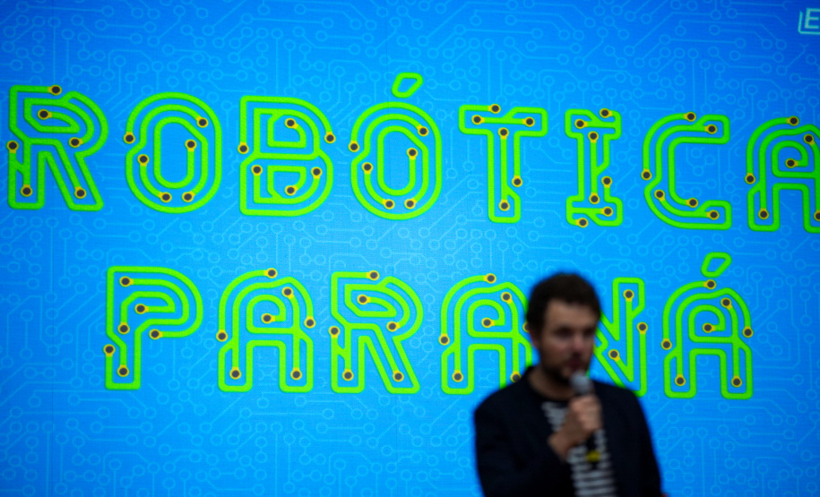 Professores fundamentais na expansão da robótica participam de oficinas em evento de formação