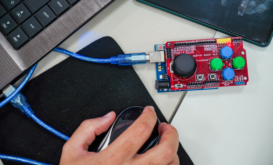 Professores fundamentais na expansão da robótica participam de oficinas em evento de formação