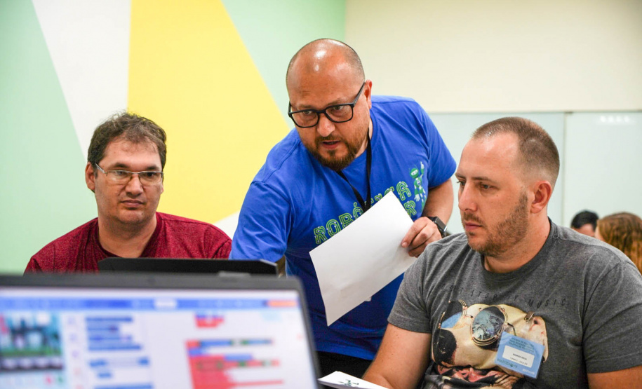 Professores fundamentais na expansão da robótica participam de oficinas em evento de formação