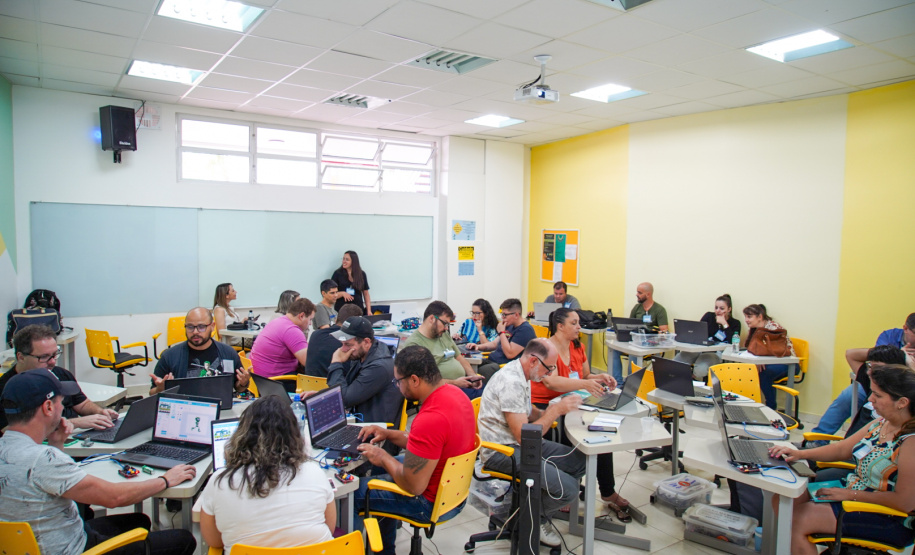 Professores fundamentais na expansão da robótica participam de oficinas em evento de formação