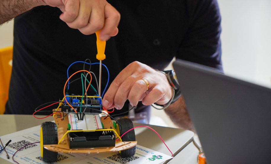 Professores fundamentais na expansão da robótica participam de oficinas em evento de formação