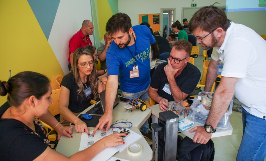 Professores fundamentais na expansão da robótica participam de oficinas em evento de formação