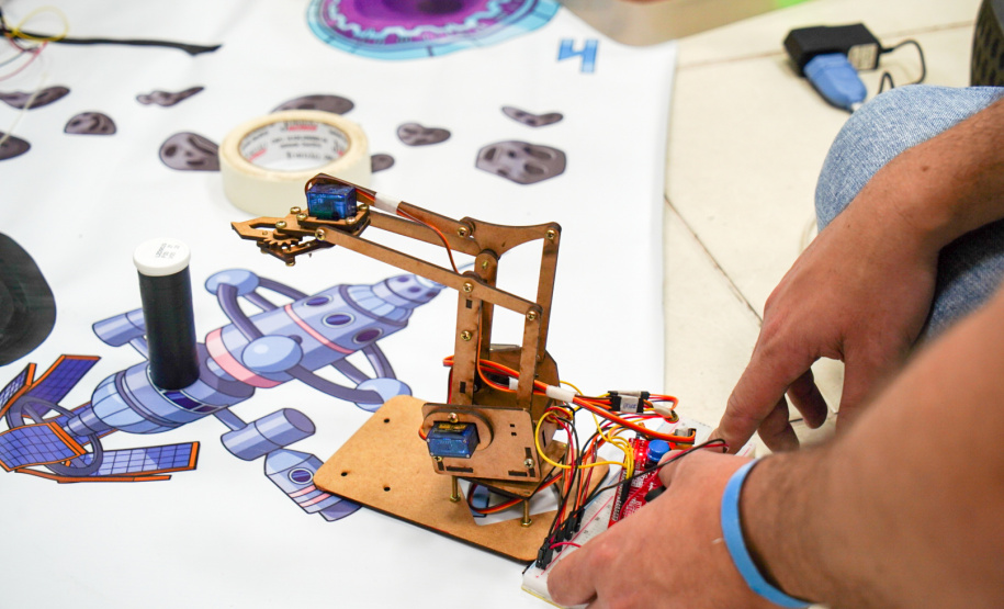 Professores fundamentais na expansão da robótica participam de oficinas em evento de formação