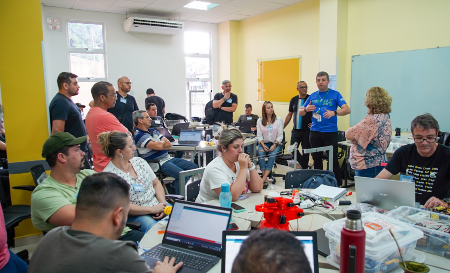 Professores fundamentais na expansão da robótica participam de oficinas em evento de formação