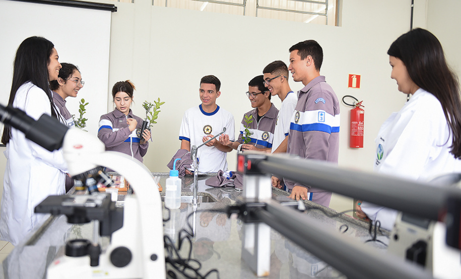 I Feira de profissões da UENP reúne mais de 3 mil estudantes