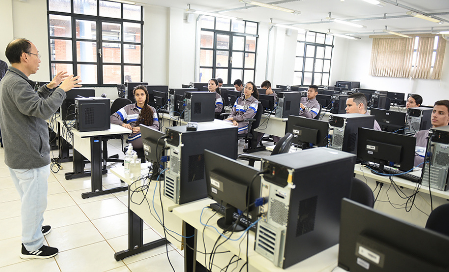 I Feira de profissões da UENP reúne mais de 3 mil estudantes