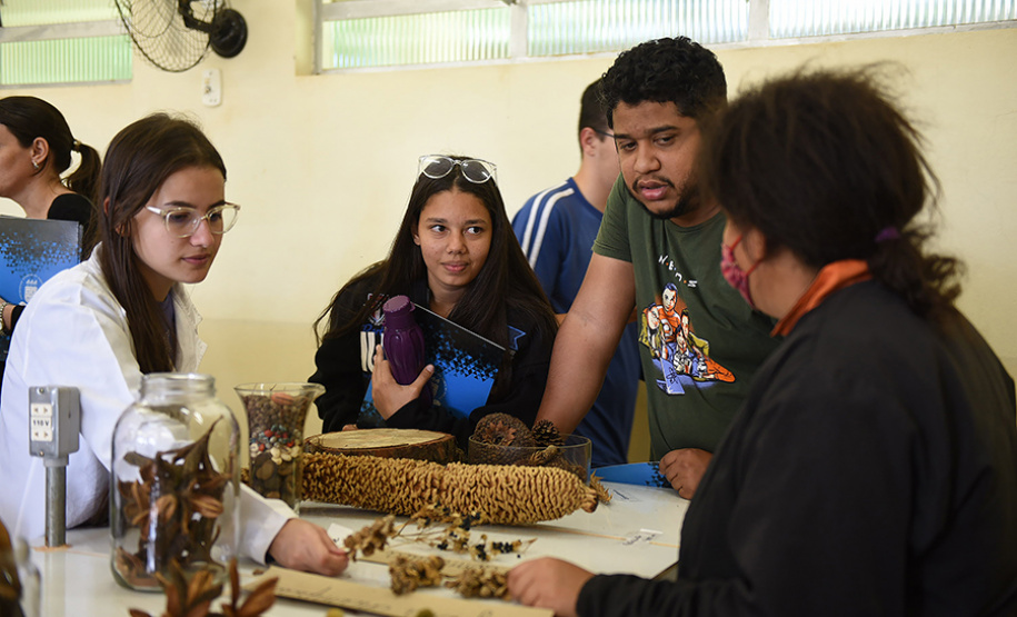 I Feira de profissões da UENP reúne mais de 3 mil estudantes