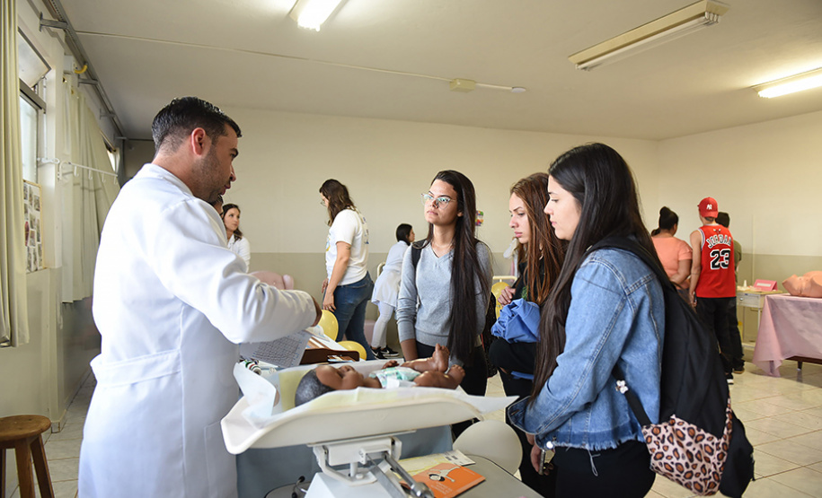 I Feira de profissões da UENP reúne mais de 3 mil estudantes