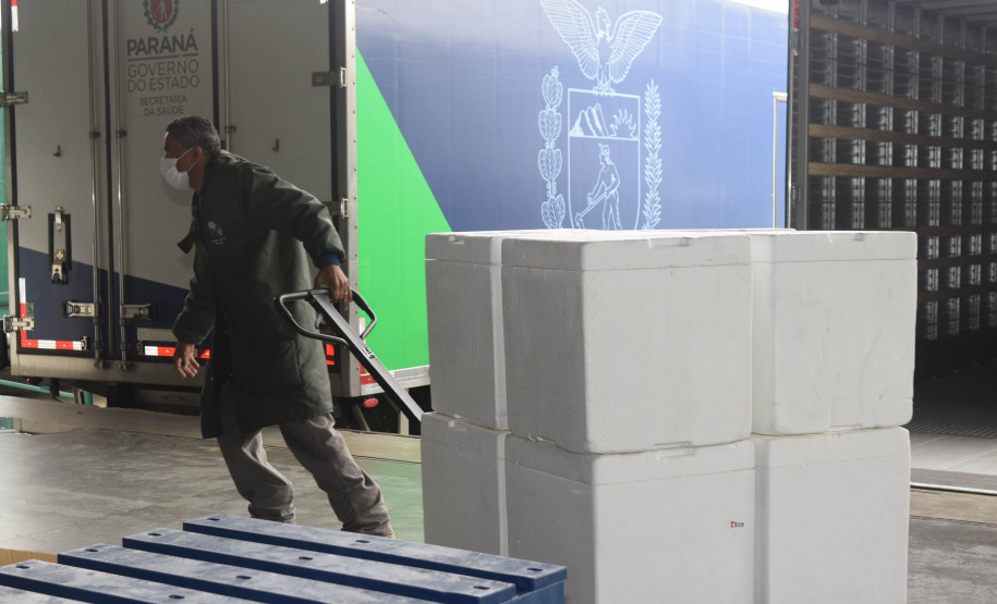 Paraná recebe mais 449 mil doses contra a Covid-19 nesta segunda-feira