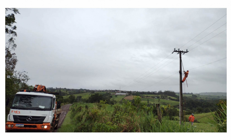 Equipes da Copel trabalham na restauração da rede elétrica -