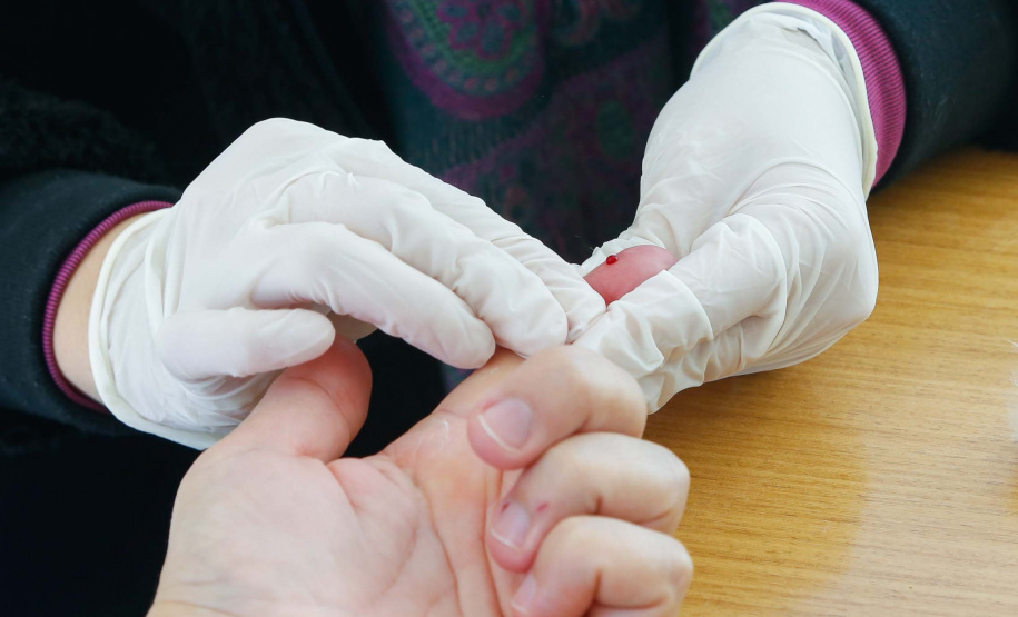 Ambulatório da UEM distribui autotestes de HIV e preservativos nesta quinta-feira