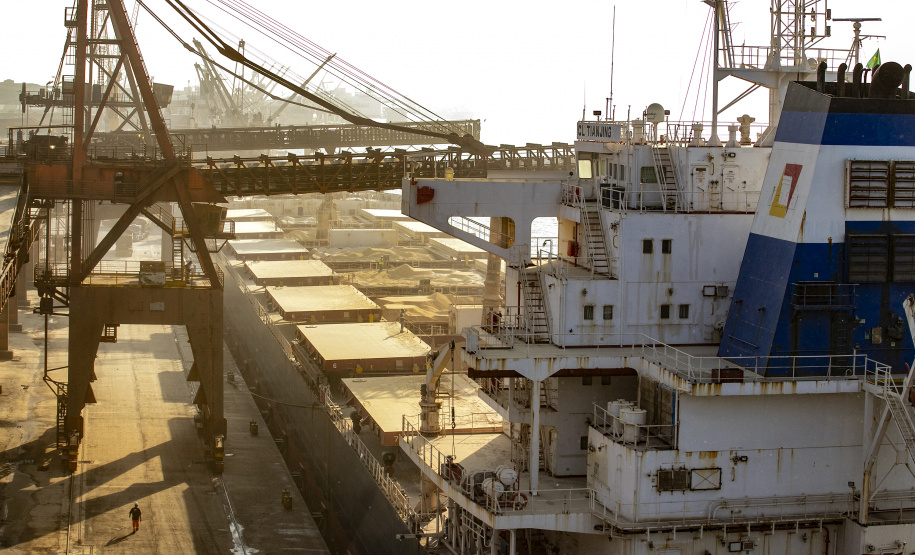 Porto de Paranaguá registra alta de 102% nas exportações pelo Corredor Leste