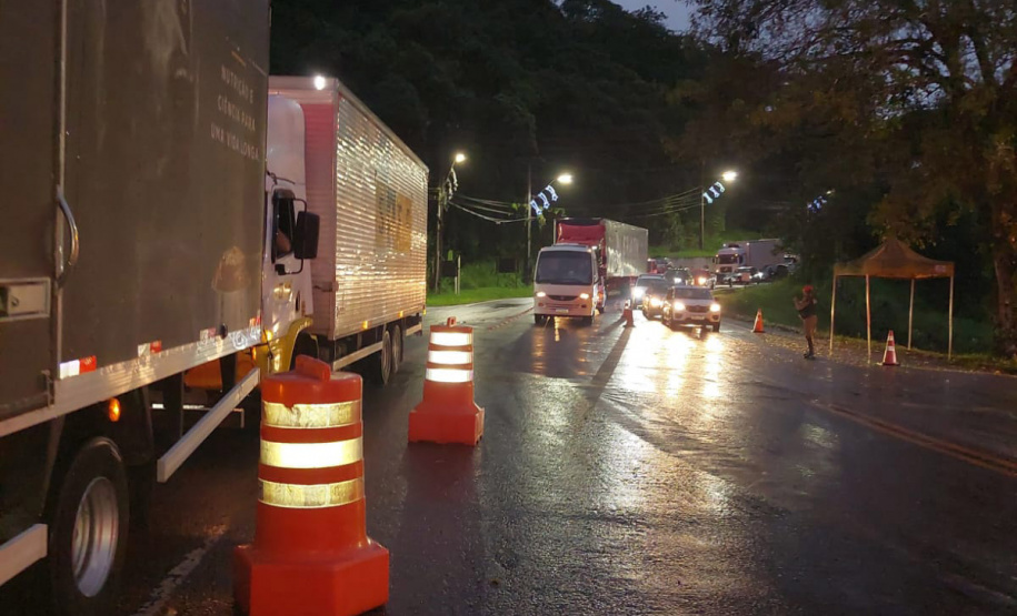 DER/PR altera restrições para veículos pesados no ferry boat de Guaratuba