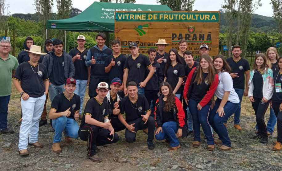 Estudantes conhecem tecnologias para a produção de frutas de clima temperado na Estação de Pesquisa do IDR-Paraná