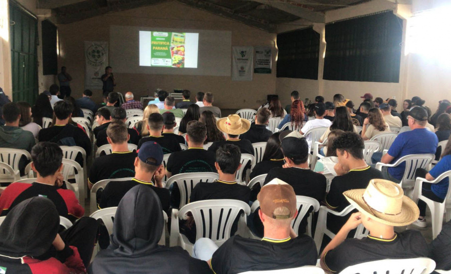Estudantes conhecem tecnologias para a produção de frutas de clima temperado na Estação de Pesquisa do IDR-Paraná