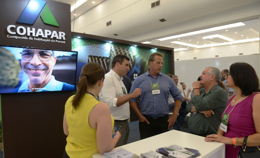O Casa Fácil Paraná, que é o maior programa habitacional do Brasil em vigência, deverá ser ampliado ao longo dos próximos quatro anos. A intenção foi revelada pelo governador Carlos Massa Ratinho Junior durante o evento “Governo 5.0”, que reuniu centenas de prefeitos de todas as regiões do estado em Foz do Iguaçu nestas quarta, quinta e sexta-feira (16, 17 e 18)