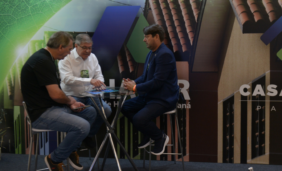 O Casa Fácil Paraná, que é o maior programa habitacional do Brasil em vigência, deverá ser ampliado ao longo dos próximos quatro anos. A intenção foi revelada pelo governador Carlos Massa Ratinho Junior durante o evento “Governo 5.0”, que reuniu centenas de prefeitos de todas as regiões do estado em Foz do Iguaçu nestas quarta, quinta e sexta-feira (16, 17 e 18)