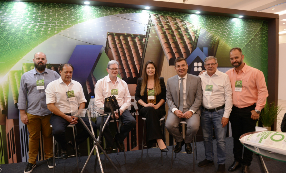 O Casa Fácil Paraná, que é o maior programa habitacional do Brasil em vigência, deverá ser ampliado ao longo dos próximos quatro anos. A intenção foi revelada pelo governador Carlos Massa Ratinho Junior durante o evento “Governo 5.0”, que reuniu centenas de prefeitos de todas as regiões do estado em Foz do Iguaçu nestas quarta, quinta e sexta-feira (16, 17 e 18)