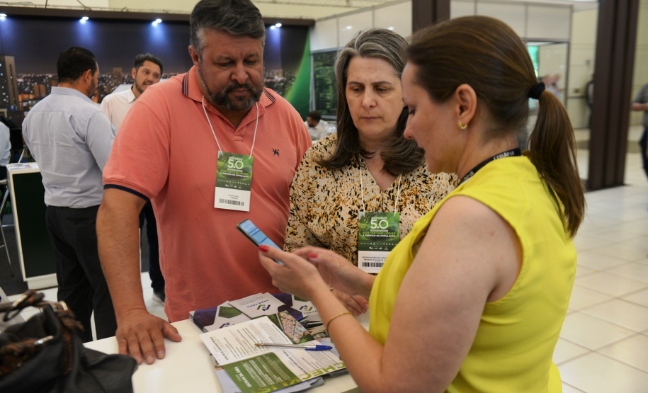 O Casa Fácil Paraná, que é o maior programa habitacional do Brasil em vigência, deverá ser ampliado ao longo dos próximos quatro anos. A intenção foi revelada pelo governador Carlos Massa Ratinho Junior durante o evento “Governo 5.0”, que reuniu centenas de prefeitos de todas as regiões do estado em Foz do Iguaçu nestas quarta, quinta e sexta-feira (16, 17 e 18)