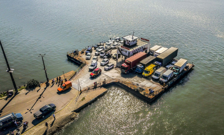DER/PR altera restrições para veículos pesados no ferry boat de Guaratuba